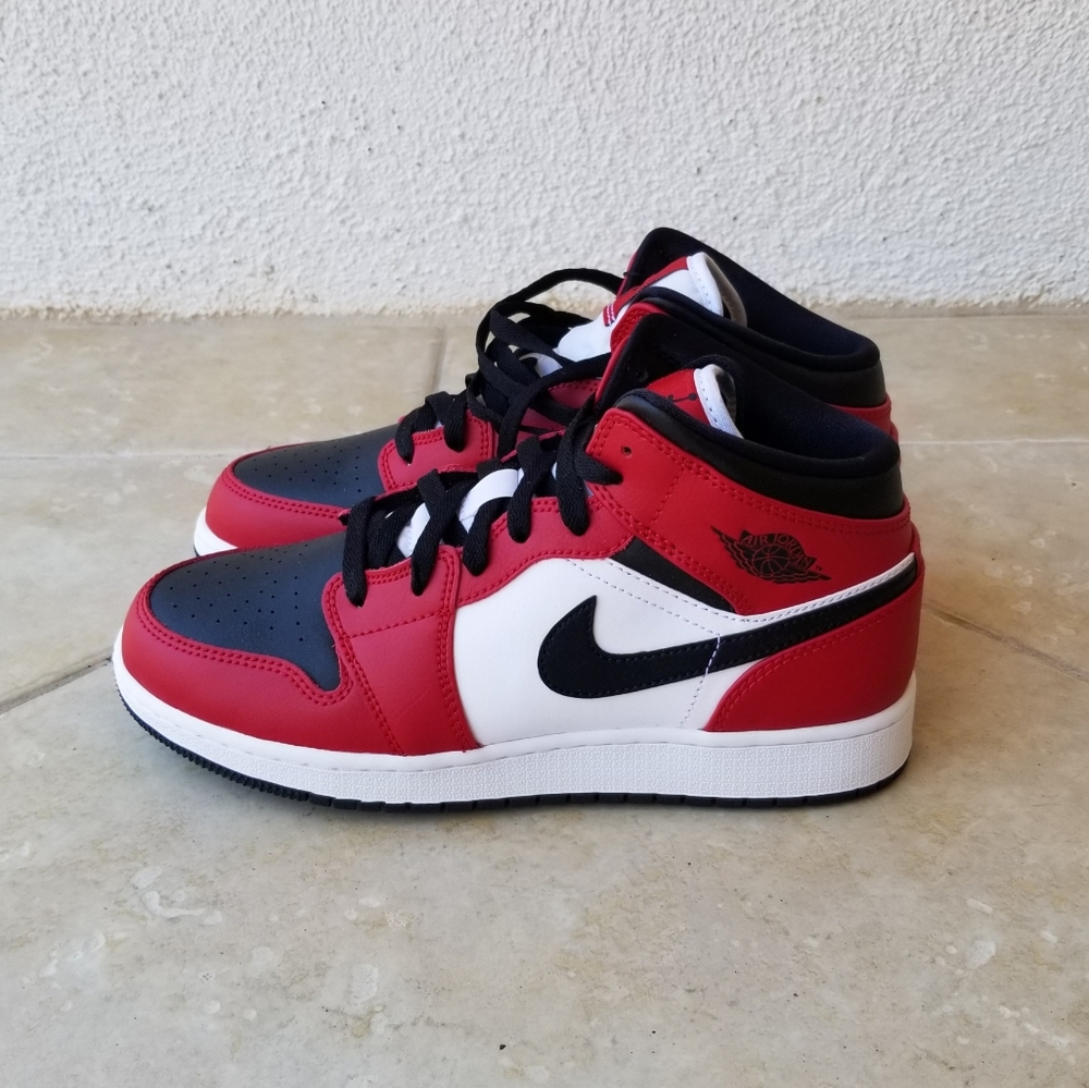 SOLD - Nike Air Jordan 1 Mid Chicago Black Toe GS - Picture 3 of 8